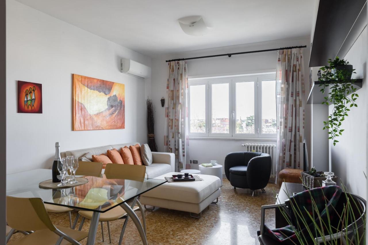 Amoretti Apartment, 6 persone, 3 camere, 2 bagni, balcone, Wi-Fi, Metro B Monti Tiburtini Roma Esterno foto