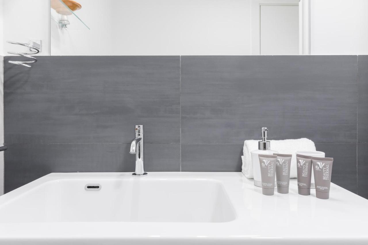 Amoretti Apartment, 6 persone, 3 camere, 2 bagni, balcone, Wi-Fi, Metro B Monti Tiburtini Roma Esterno foto